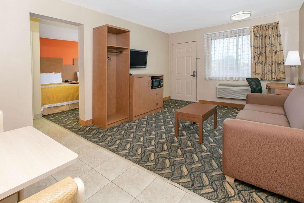 Days Inn & Suites By Wyndham Arlington Near Six Flags Zewnętrze zdjęcie